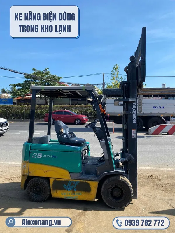 Xe nang dien komatsu dung kho lanh