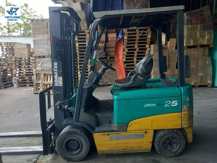 Xe nâng điện ngồi lái Komatsu 2.5 tấn
