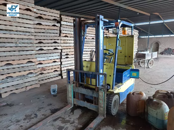 Xe nâng điện ngồi lái tại lò gạch