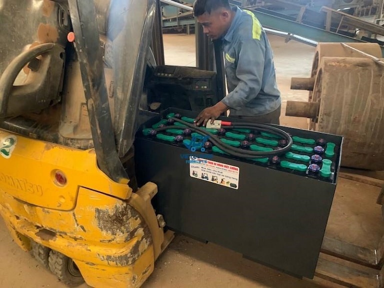 Lắp-ắc-quy-mới-vào-xe-18-03