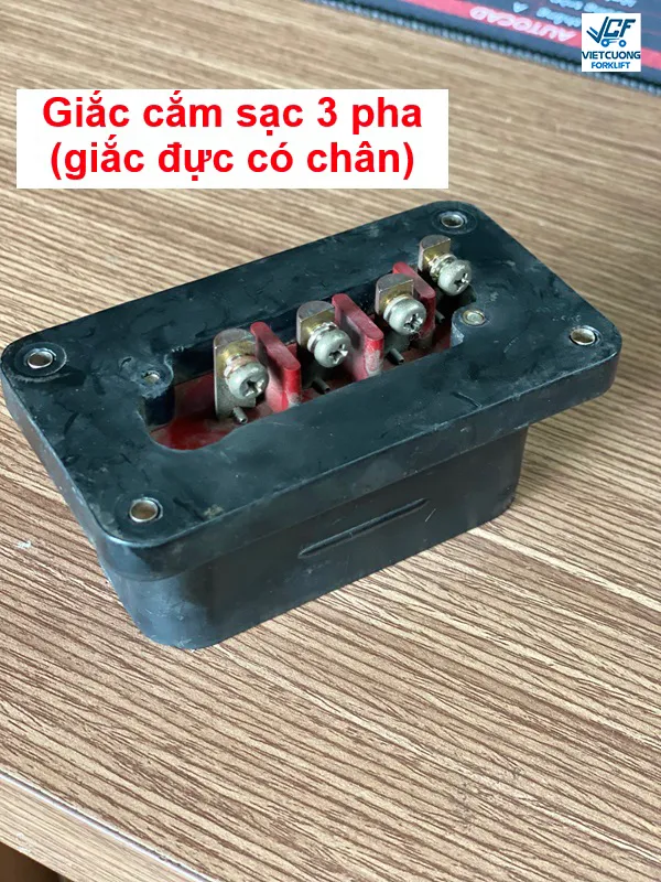 giac cam sac 3 pha xe nang dien giac duc 30a 250v
