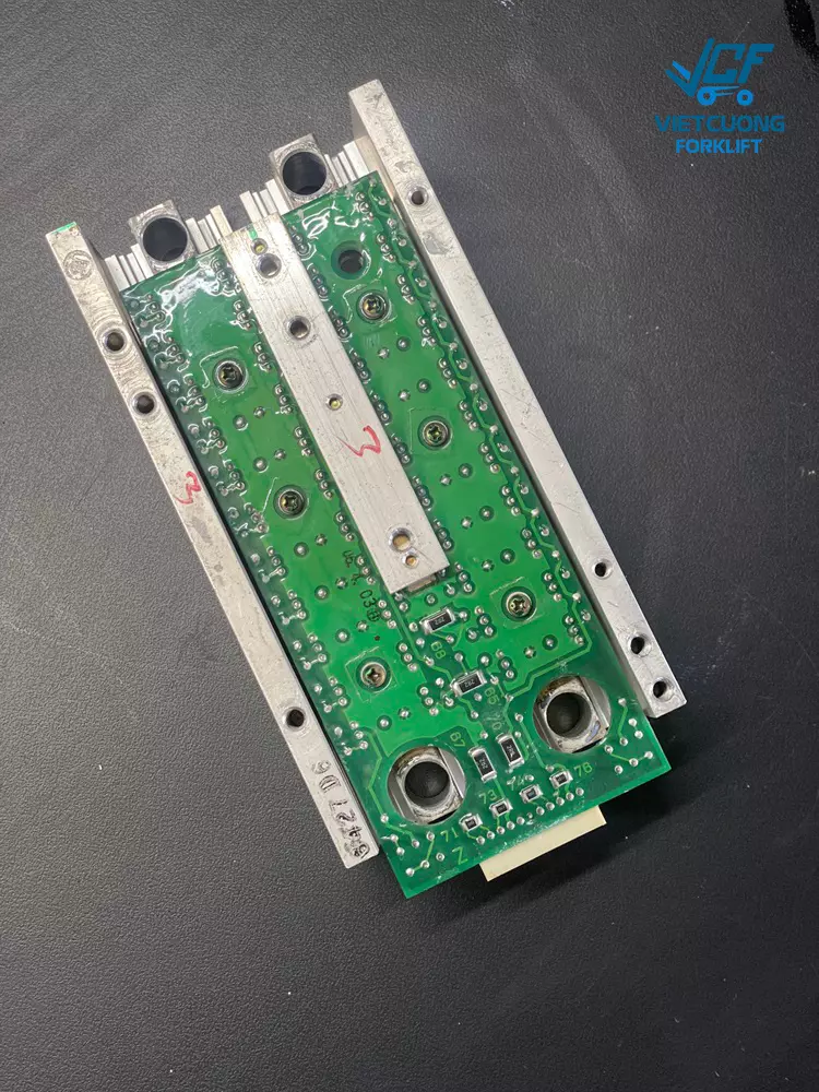 Xe nâng điện ngồi lái Komatsu-11