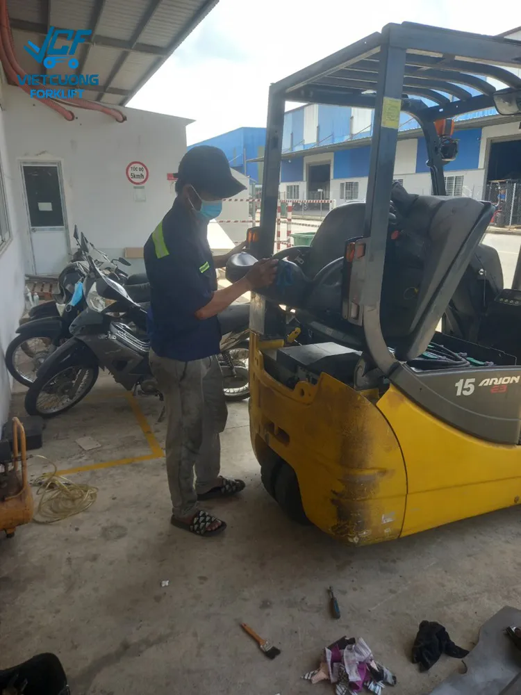 Kiểm tra xe nâng Komatsu 1.5 tấn