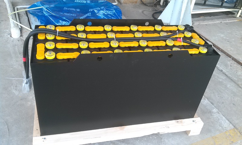 Tìm hiểu cấu tạo ắc quy xe nâng rocket