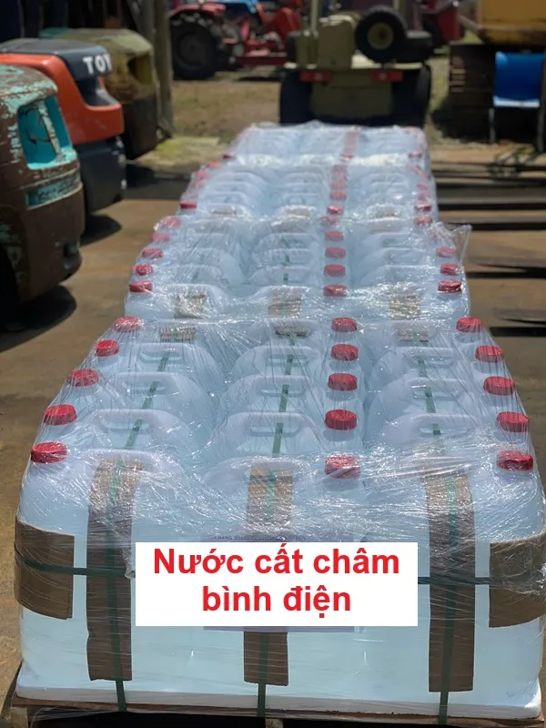 Nước cất châm bình điện