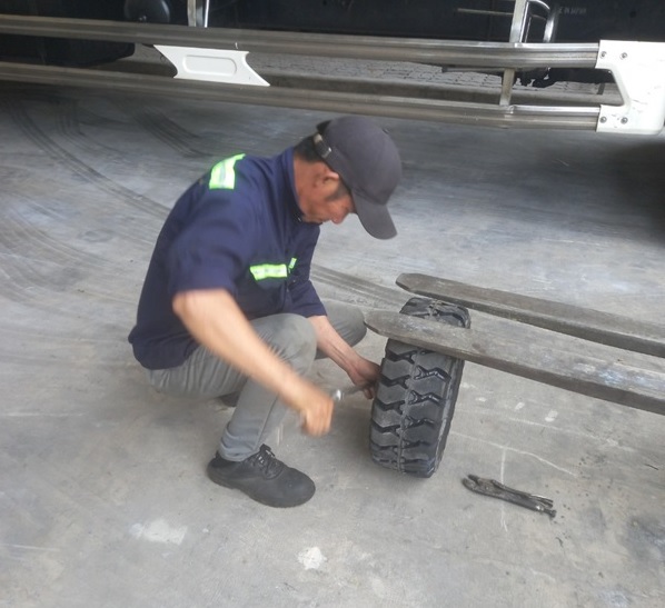 Cách khắc phục đèn báo lỗi xe nâng Komatsu nhanh chóng