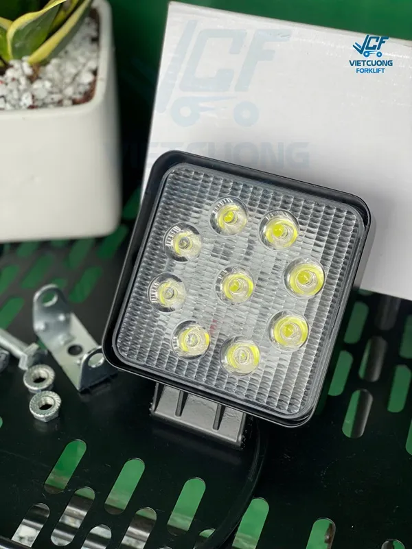 Den led chieu tro sang xe nang