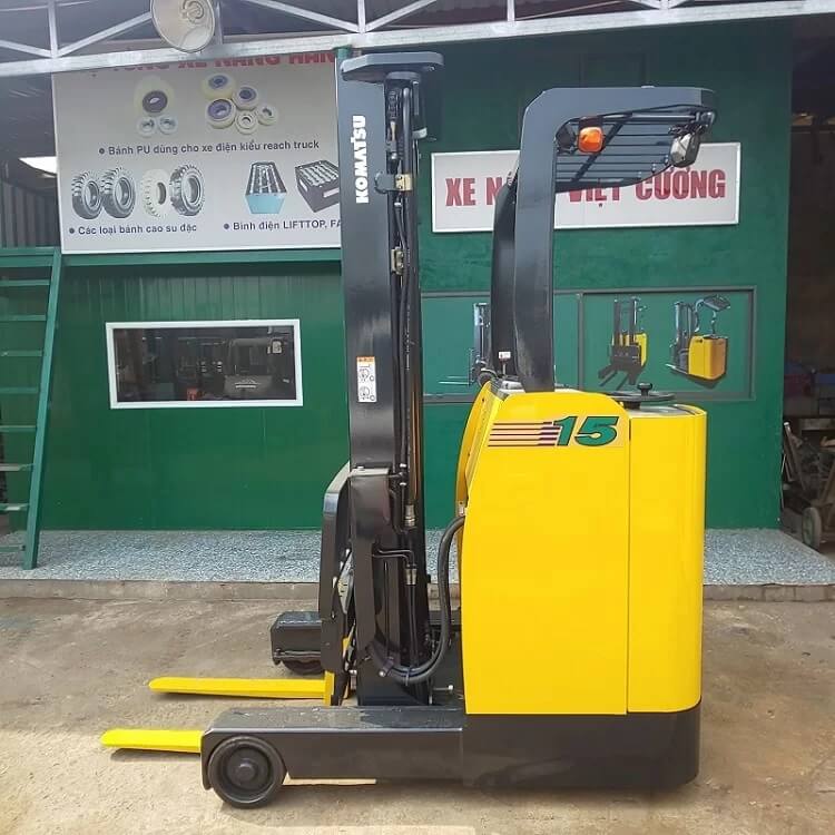 Hướng dẫn cách lái xe nâng điện đứng lái