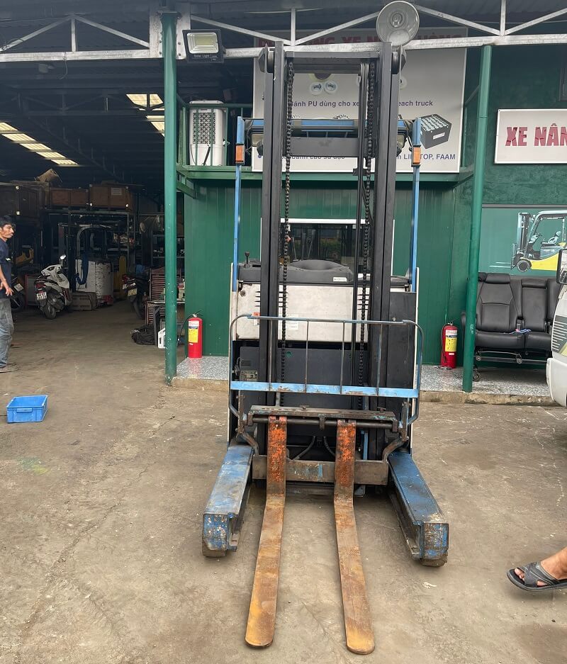 Một số lưu ý khi vận hành xe nâng điện đứng lái