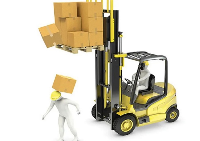 Vật trên cao rơi vào xe, vào đầu xe nâng