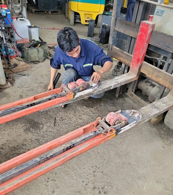 sua xe nang tay tan noi