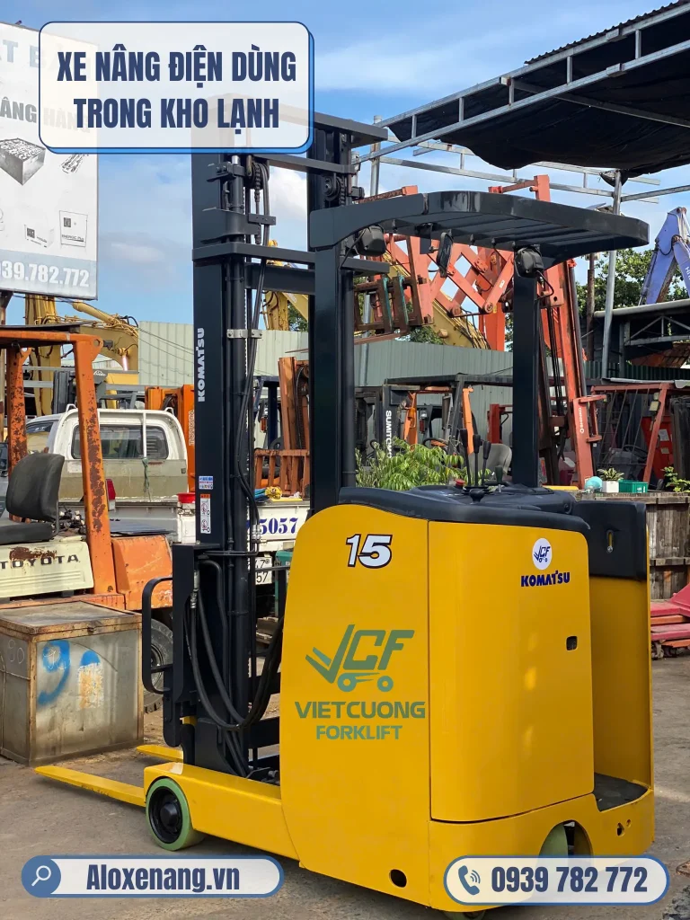 Xe nang dien dung trong kho lanh