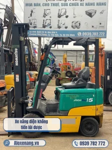 Xe nang dien khong tien lui duoc