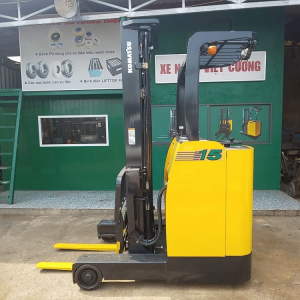 xe nâng điện đứng lái komatsu