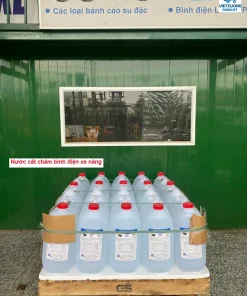nuoc cat cham binh dien xe nang