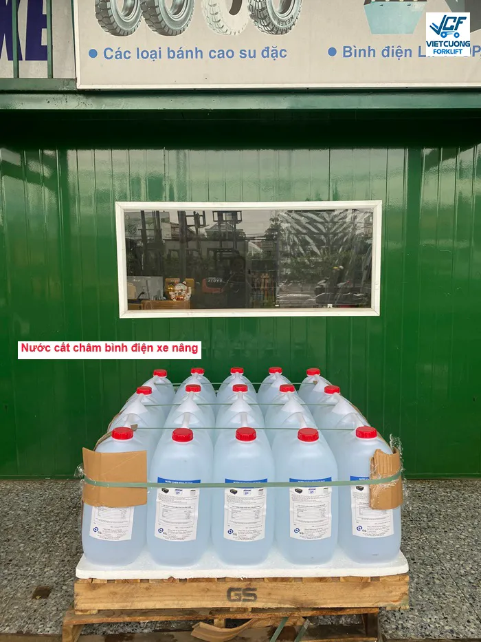 nuoc cat cham binh dien xe nang
