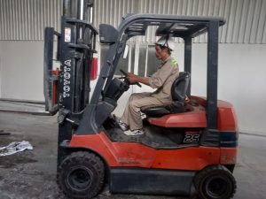 Xe nâng không tiến lùi được