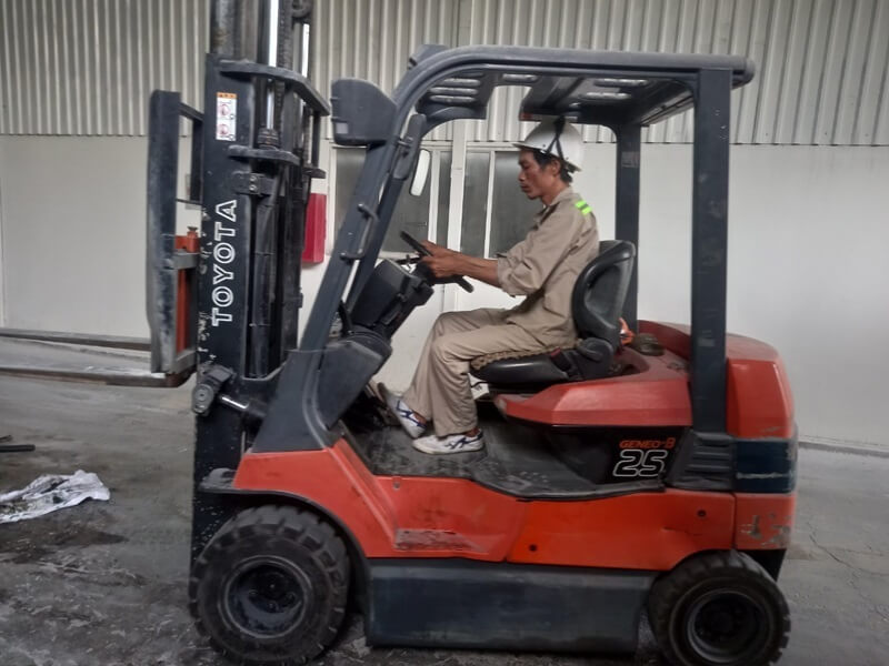 Xe nâng không tiến lùi được