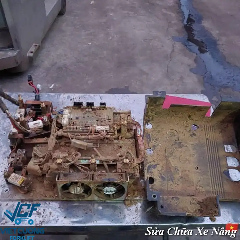 Vệ sinh board Komatsu-12