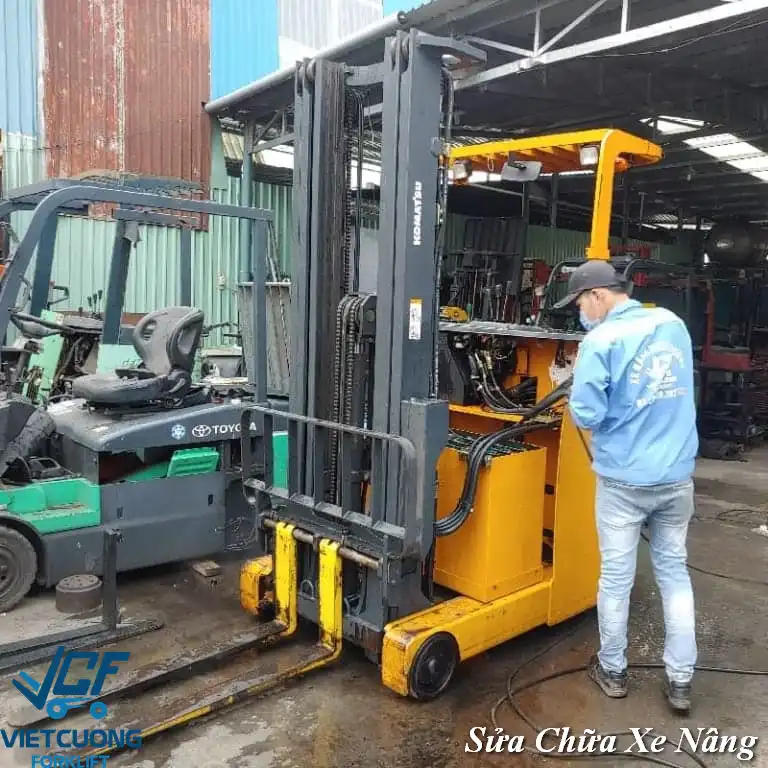 Vệ sinh xe Komatsu-12